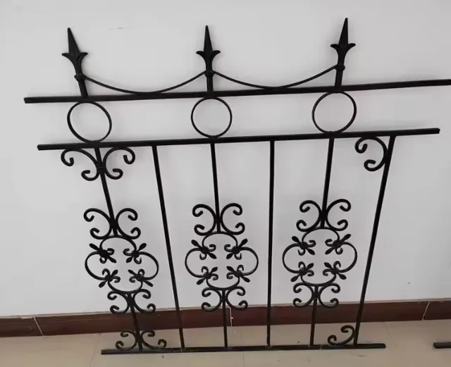 Garde-corps fer forgé Dinan, anneaux, pointes et trèfles