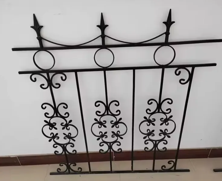 Garde-corps fer forgé Dinan, anneaux, pointes et trèfles
