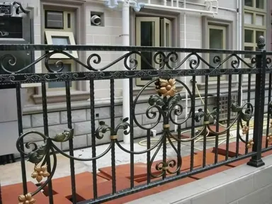 Garde-corps fer forgé Honfleur, barreaux torsadés et fleurs dorées