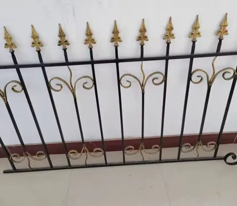Garde-corps fer forgé Tréguier, fleurs de lys et lyres dorées