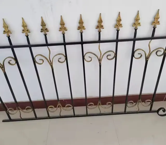 Garde-corps fer forgé Tréguier, fleurs de lys et lyres dorées