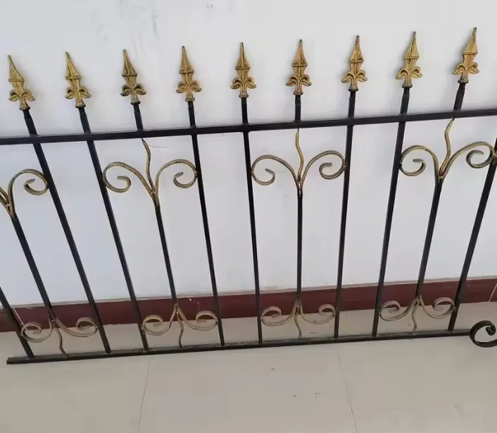 Garde-corps fer forgé Tréguier, fleurs de lys et lyres dorées