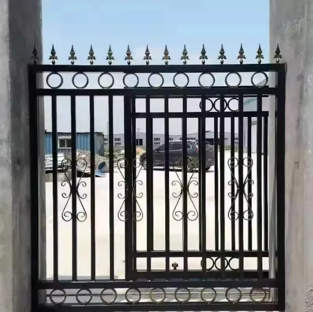 Portail fer forgé Apremont, sommet droit et portillon intégré