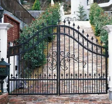 Portail fer forgé Belcastel, arc tendu et grande volute
