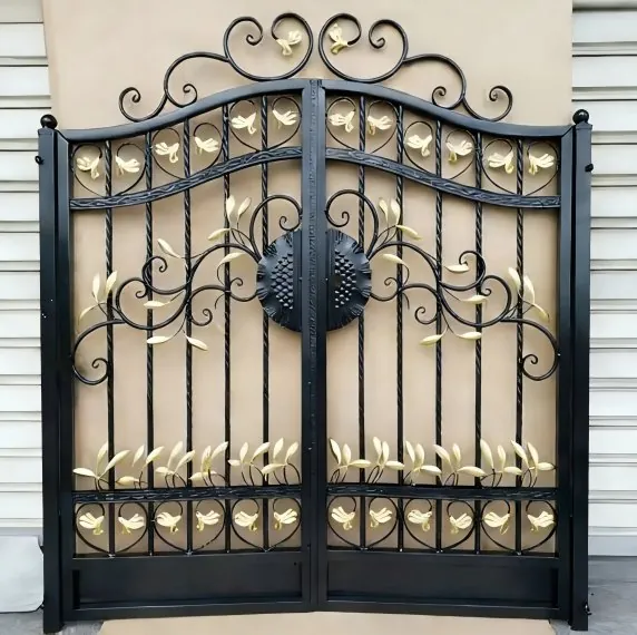 Portail fer forgé Bonaguil, feuillages dorés et médaillon