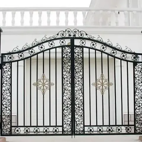 Portail fer forgé Hautefort, dentelle et croix dorées
