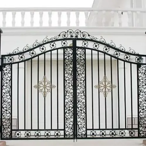 Portail fer forgé Hautefort, dentelle et croix dorées