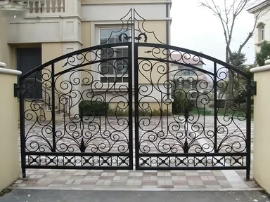 Portail fer forgé Issigeac, volutes et croisillons