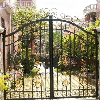 Portail fer forgé Puycelsi, rameaux dorés de jardin