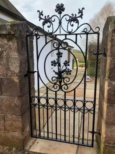 Portillon fer forgé Bargème, fleur au sommet et médaillon