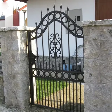 Portillon fer forgé Gassin, arc à anneaux dans un mur de pierre