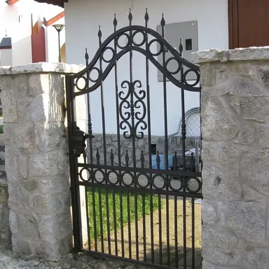 Portillon fer forgé Gassin, arc à anneaux dans un mur de pierre
