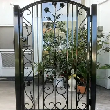 Portillon fer forgé Murs, tige fleurie grimpante