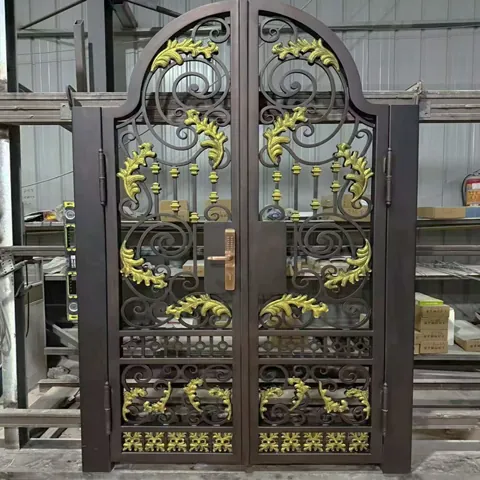 Portillon fer forgé Séguret, deux vantaux, acanthes dorées