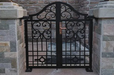 Portillon fer forgé Venasque, cœur de volutes et poignée