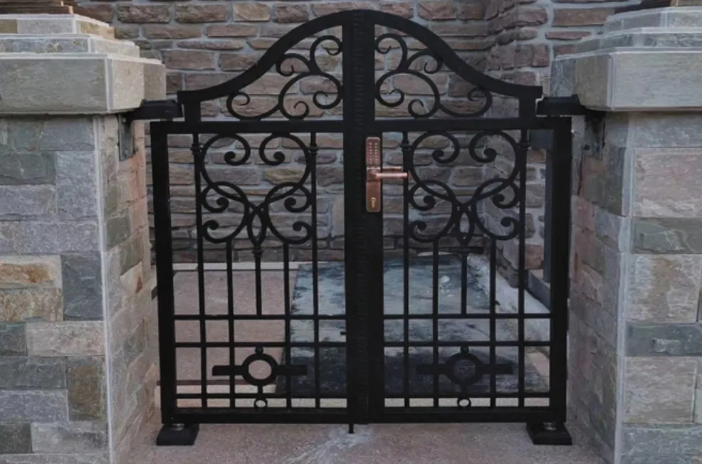 Portillon fer forgé Venasque, cœur de volutes et poignée