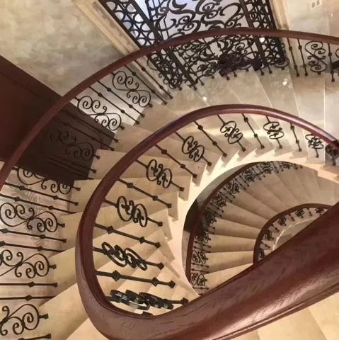 Rampe fer forgé Dole, escalier hélicoïdal, volutes en S